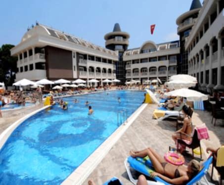 Viking Otel Kemer çatısında kurulu Solimpeks güneş kolektörleri ile sıcak su sağlayan APLAS uygulaması