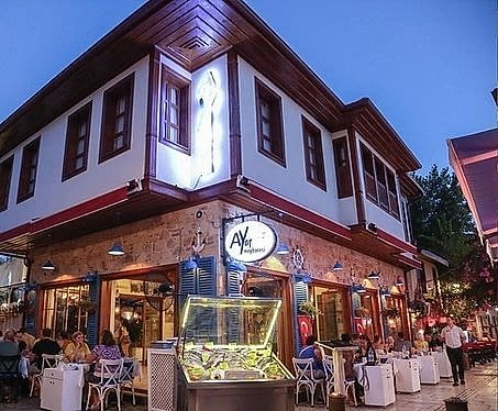 Bakı Kaleiçi’nde tarihi bir binada hizmet veren Ayar Meyhanesi’nin dış görünümü ve akşam atmosferi